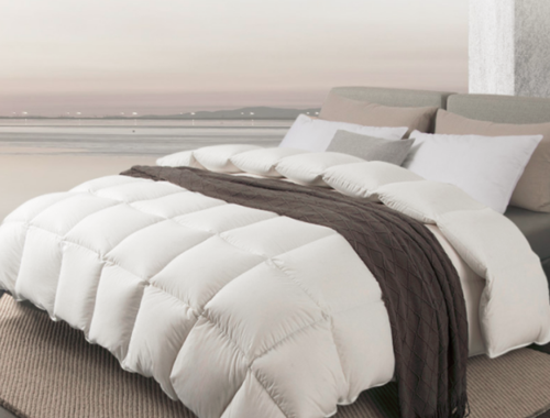 1,原料來源安徽省是國(guó)內(nèi)羽絨及制品生產(chǎn)和出口大省,因此霞珍羽絨被